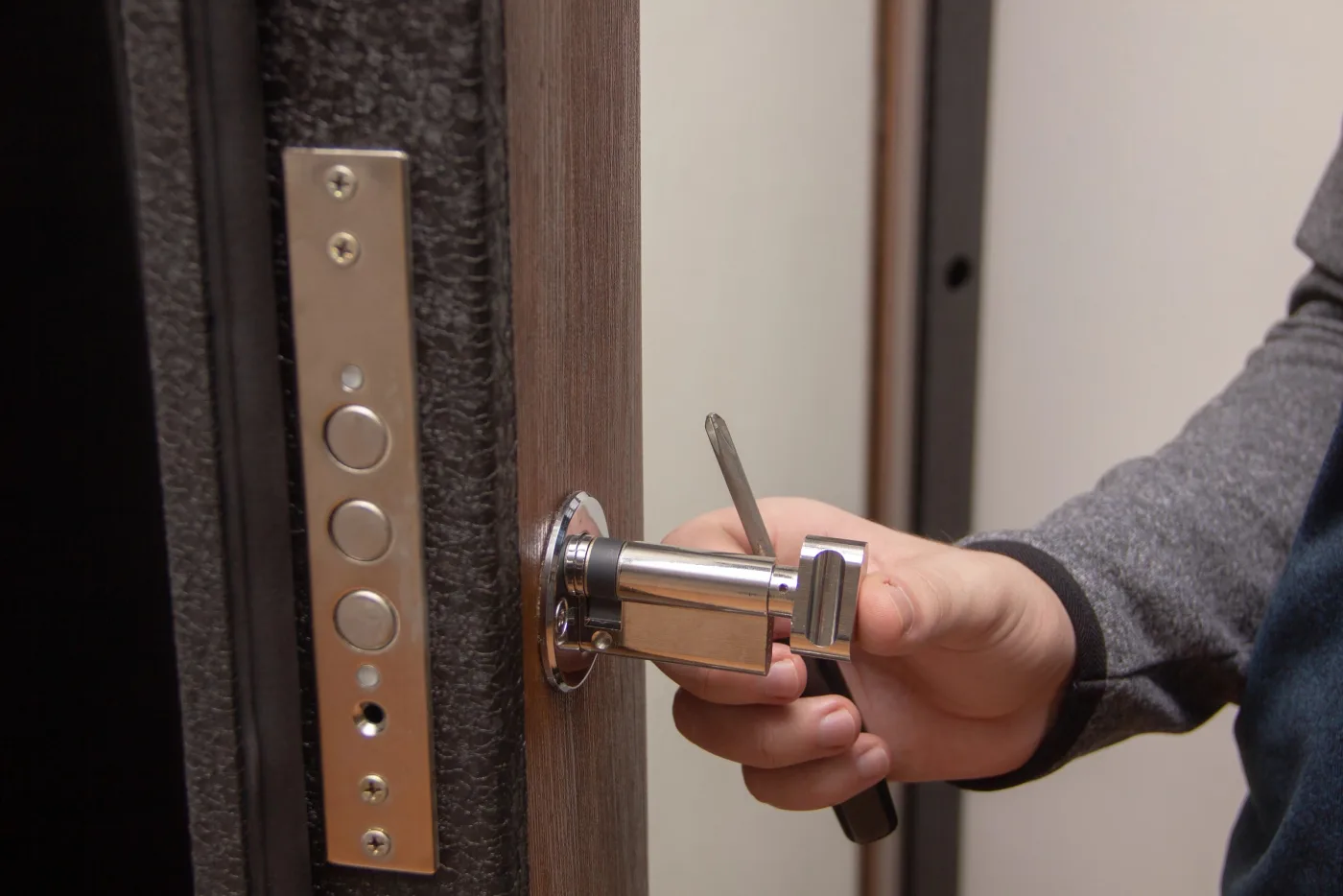 Réglage d'une serrure multipoints sur une porte d'atelier dans le quartier du Sentier, Paris 2e